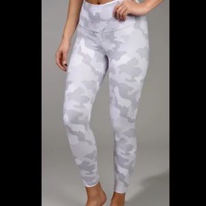 Yogalicious Lix White and Grey Camo leggings size S